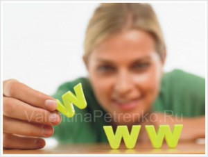 Девушка держит в руке латинскую букву "w" и смотрит на неё